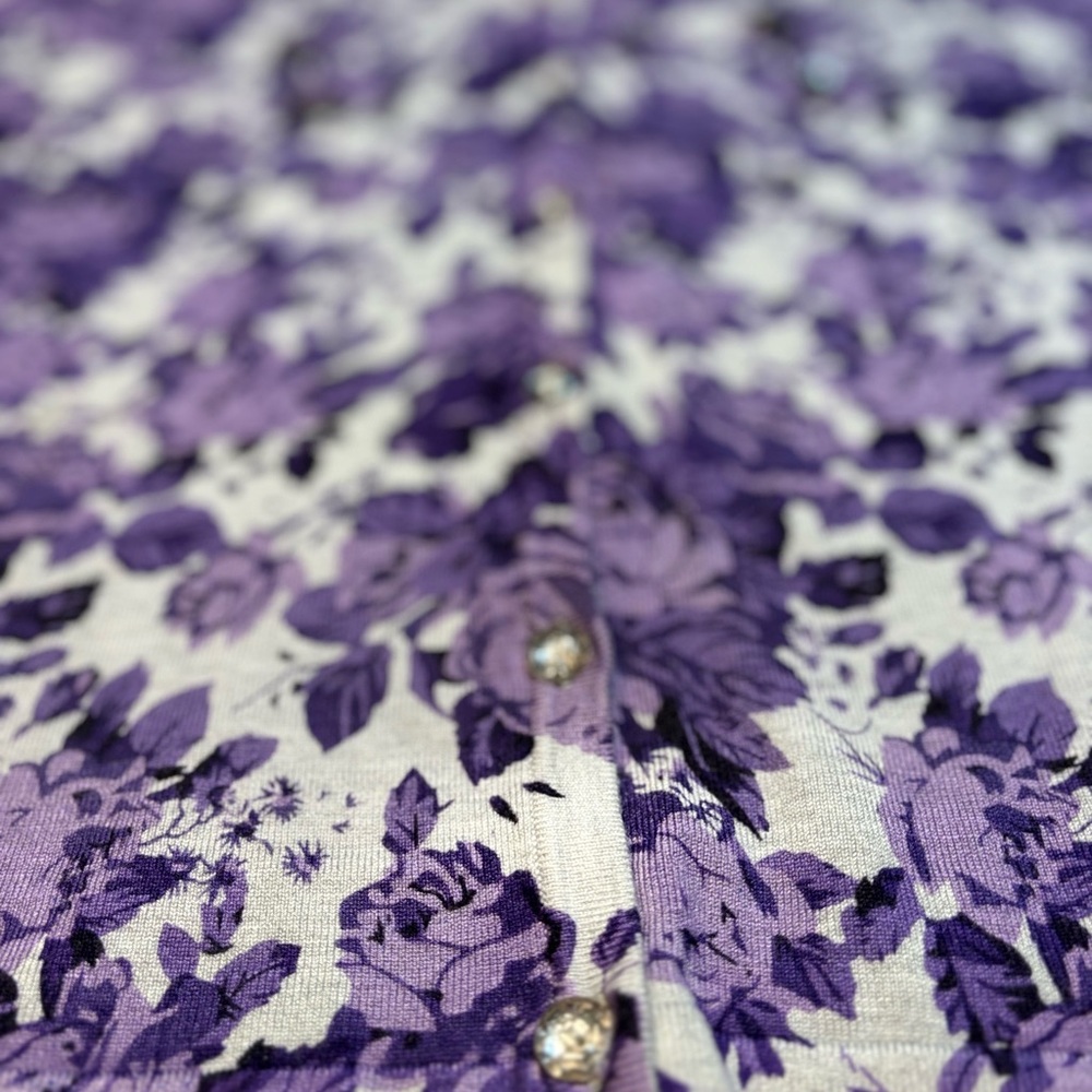 Quacker Factory women's floral-printed V-neck knit cardigan with gem button lg - Picture 7 of 11